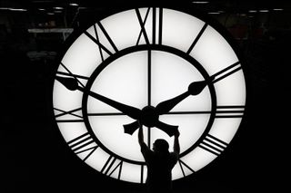 When do clocks 'fall back' as daylight saving time ends?