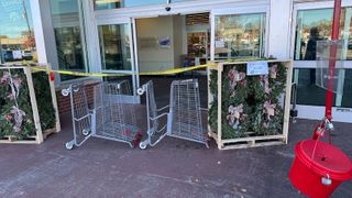 Car crashes into Rock Island Hy-Vee doors 