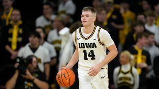  Stirtz scores 24 and plays every minute in Iowa’s 77-58 win over Western Illinois