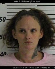 Mother, sister of Scott County murder suspects charged with aiding them to avoid police