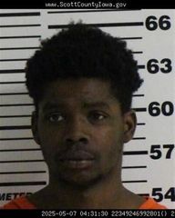 One of two men charged with robbing Davenport T-Mobile store enters plea agreement