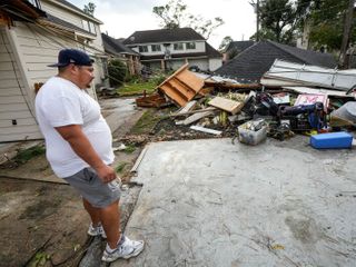 More than 100 homes damaged by tornado near Houston