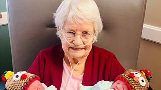  Great-great grandma meets twin grandbabies 72 years after birthing twins at the same hospital