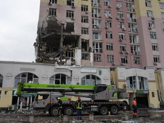 Russia attacks Kyiv, killing 1 and wounding many ahead of Ukraine-US talks