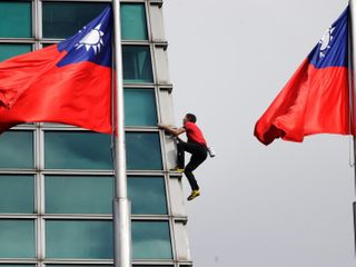 U.S. rock climber Alex Honnold reaches top of Taipei 101 skyscraper without ropes