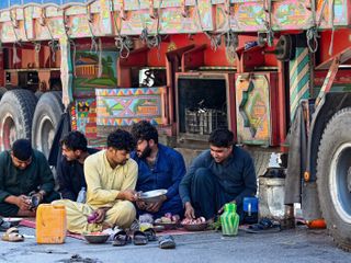 Pakistan-Afghanistan border closures paralyze trade along a key route