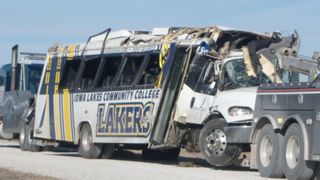 Bus carrying Northwest Iowa baseball team crashes on highway, 1 student dies from injuries