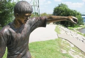 Bettendorf to replace stolen 'Skipper' statue at Leach Park