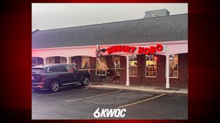  Vehicle crashes into Hungry Hobo in Moline causing damage