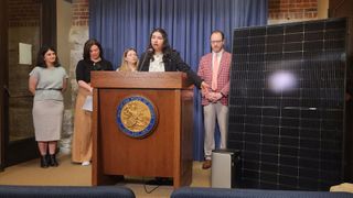  Lawmakers seek measure to make small-scale plug-in solar panels available to renters  