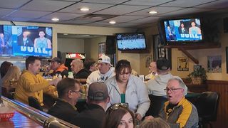  Hawkeyes fans pack bar for Iowa-Illinois matchup