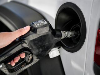 Gas crosses $4 a gallon in U.S. for the first time in 3 years