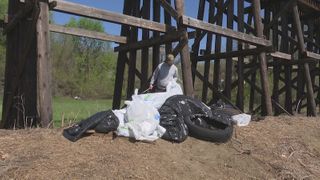  Volunteers clean up park to celebrate Earth Day