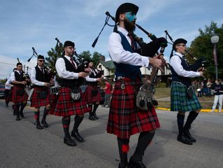 Monmouth College alum gives six-figure gift to college's bagpipe band