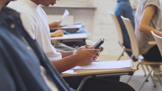 Illinois lawmakers approve bill limiting students' cell phone use in class