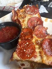 Meet the 23-year-old behind Quad-Cities pop-up Knight's Pizza