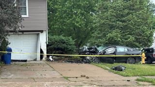  Car crashes into Davenport home
