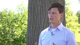 Iowa gubernatorial candidates appeal beyond party lines