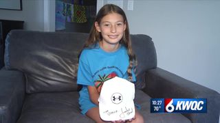  Jordan Spieth surprises young fan with autographed hat