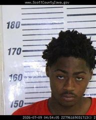 Davenport man charged with having handgun in his backpack despite prior felony