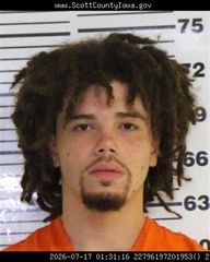 Davenport man accused of illegally possessing firearm, fleeing police