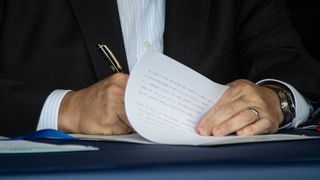  Pritzker signs law targeting ‘addictive algorithms’ and social media use for Illinois minors