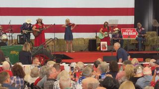  Dolly Parton tribute: Iowa Rep. Hinson plays violin on stage to honor the late singer