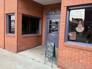 Mother, daughter duo open Candle Witch Company in downtown Moline