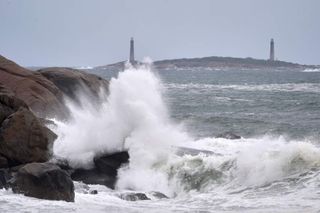 Roads flood in New Jersey, inundate some homes, as first major signs of nor'easter take shape