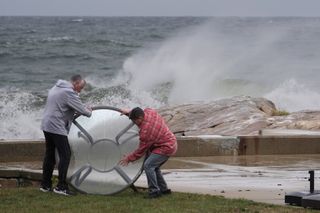 Powerful nor'easter brings winds, floods to East Coast