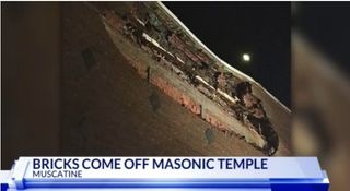 Part of façade of Masonic Temple, Muscatine, collapses