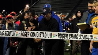  NFL Hall of Famer returns to hometown for stadium dedication in his name