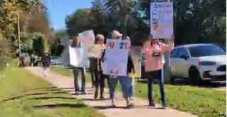'No Kings' rally at Davenport park encourages voter turnout