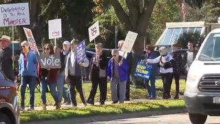  Davenport crowd rallies for early voting as part of nationwide “No Kings” push