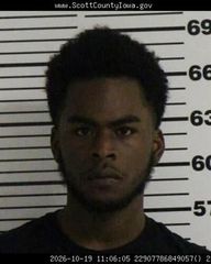 Davenport man charged after allegedly attempting to rob person at gunpoint