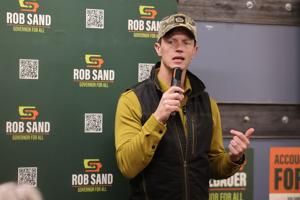 Governor candidates make final pitches in Bettendorf on eastern Iowa blitz ahead of midterms